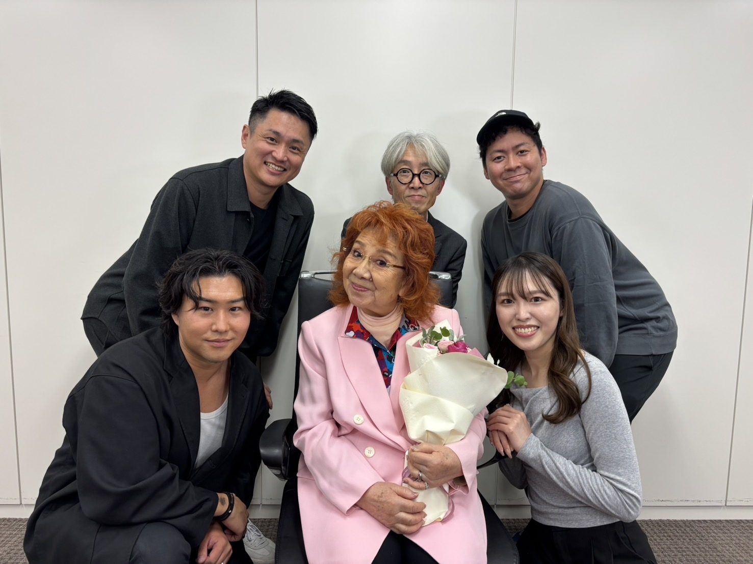 収録を終えたFLASHのスタッフと出演者の集合写真