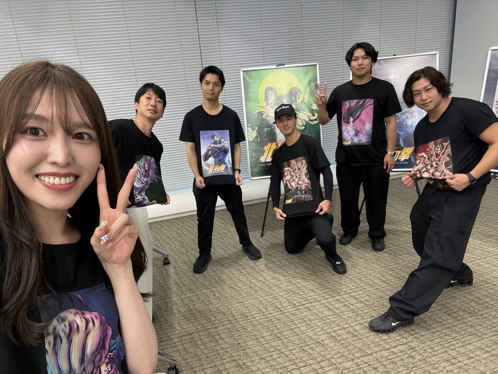 イベント会場で作品Tシャツを着たFLASHのスタッフ
