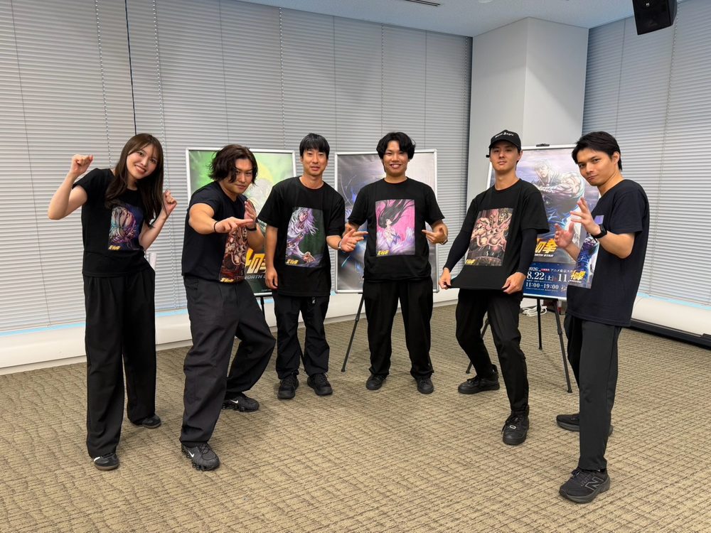 イベント会場でポーズをとるFLASHのスタッフ